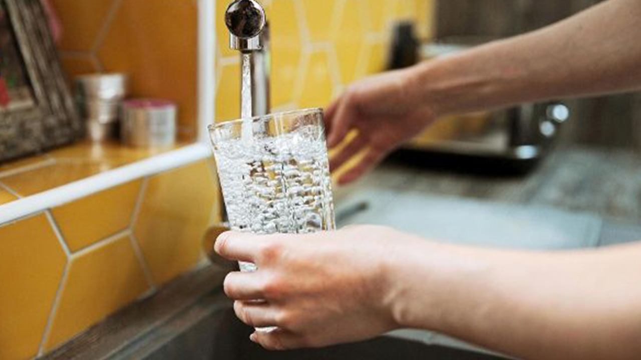 ถ้าน้ำประปาในคอนโดมีกลิ่นสนิม ต้องส่งตรวจอะไร